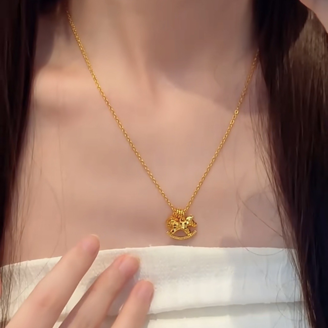 반짝이는 아이스 크랙 말 펜던트 목걸이 여성 행운의 동 - Coin Necklace Delicate 리뷰 및 가격