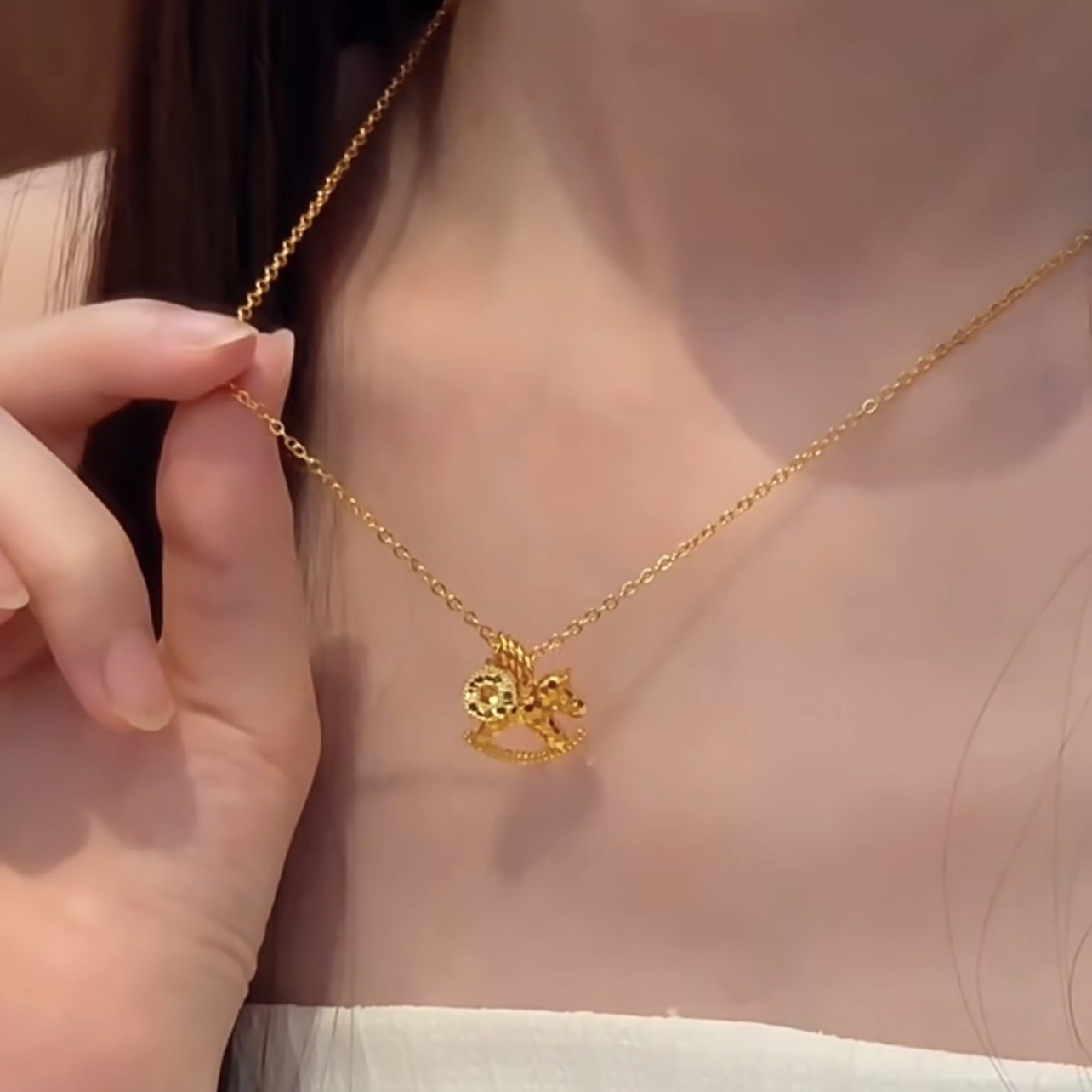반짝이는 아이스 크랙 말 펜던트 목걸이 여성 행운의 동 - Coin Necklace Delicate 리뷰 및 가격